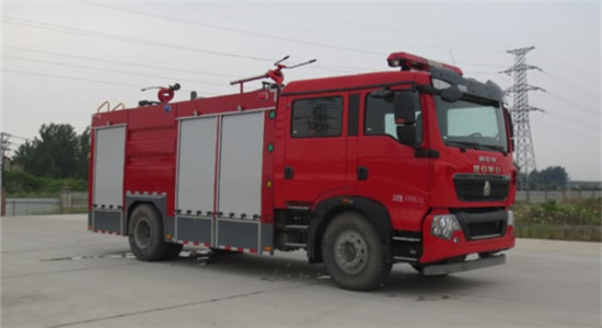 重汽豪沃干粉水罐消防车7吨（国五）