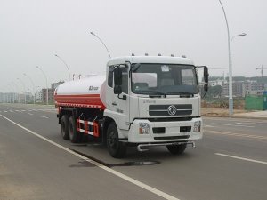 小小洒水车美化城市环境
